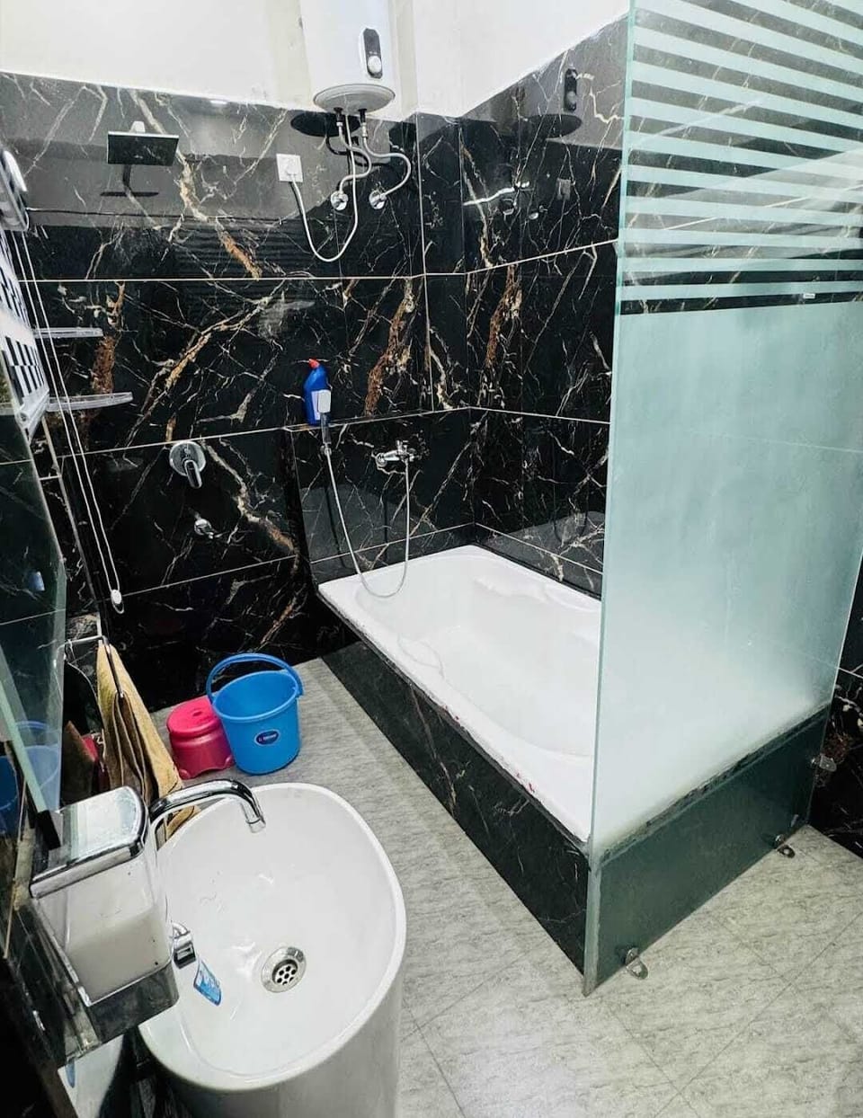 Basic Room | Bathroom | Free toiletries, hair dryer, towels, soap