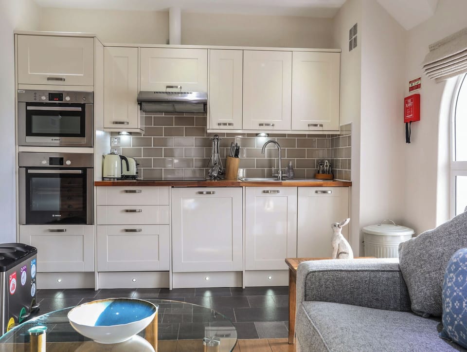 Fridge, cookware/dishes/utensils