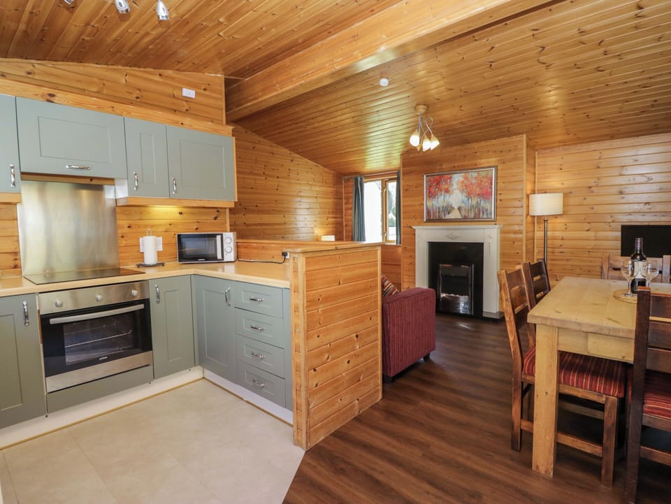 Cottage | Private kitchen | Fridge, dishwasher, electric kettle, cookware/dishes/utensils