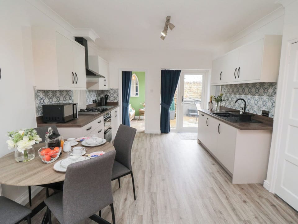 Cottage | Private kitchen | Fridge, microwave, dishwasher, toaster