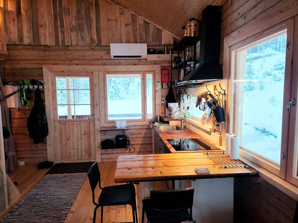 Panoramic Cabin, River View | Private kitchen