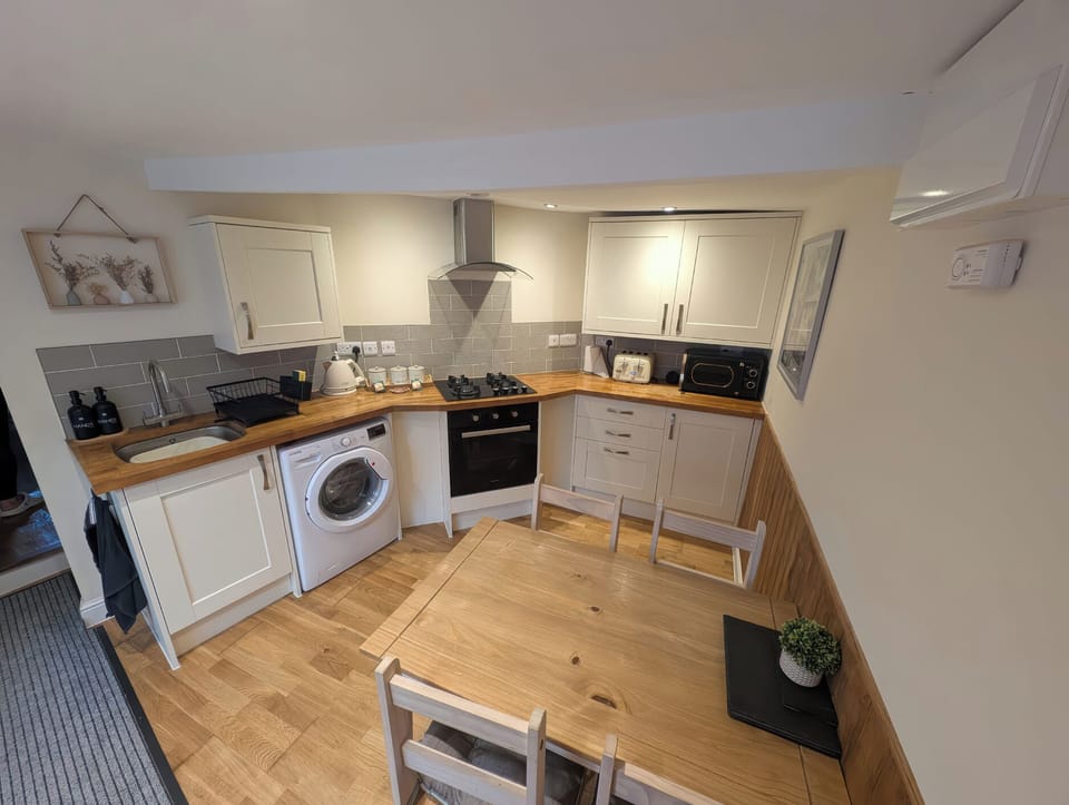 Cottage | Private kitchen | Fridge, microwave, toaster, cookware/dishes/utensils