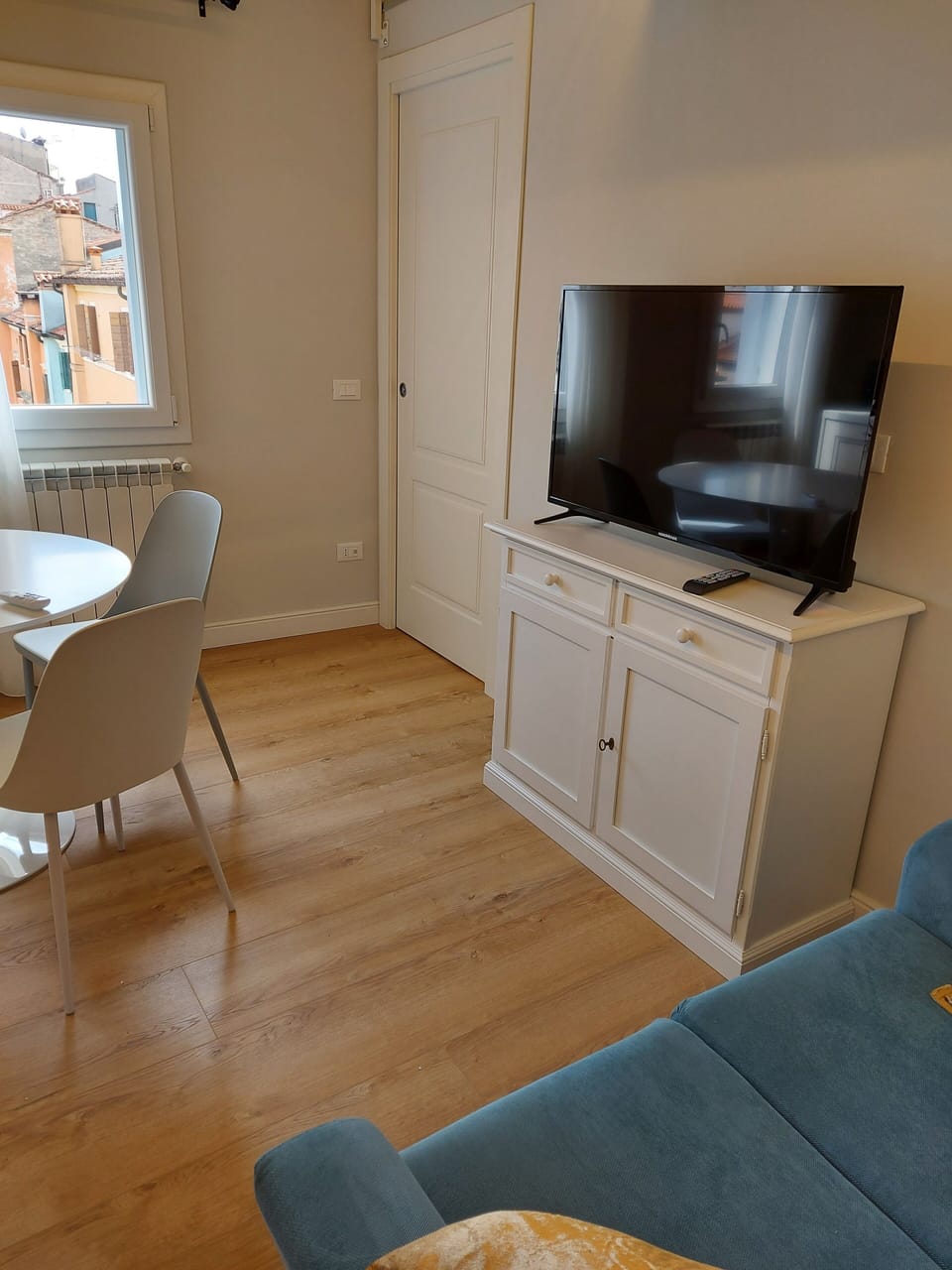 Deluxe Duplex, Canal View | Living area | Flat-screen TV