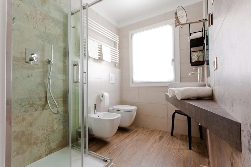 Deluxe Studio | Bathroom | Shower, free toiletries, hair dryer, towels