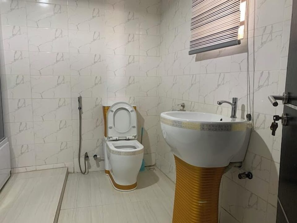 Junior Room, Balcony, City View | Bathroom | Free toiletries, hair dryer, slippers, towels