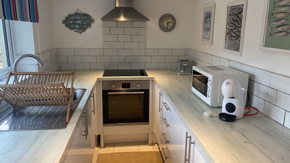 Apartment | Private kitchen | Fridge, microwave, oven, stovetop