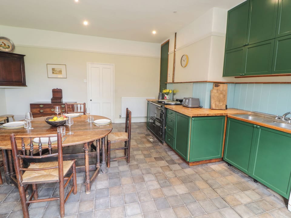 Fridge, microwave, dishwasher, cookware/dishes/utensils