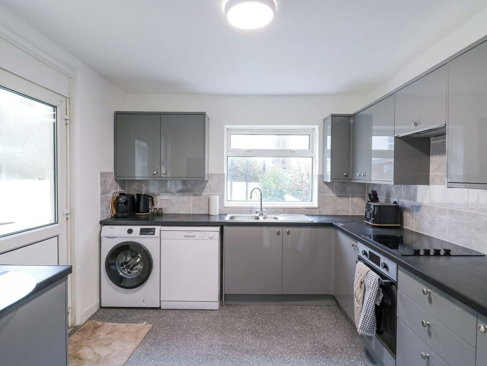 Dishwasher, cookware/dishes/utensils