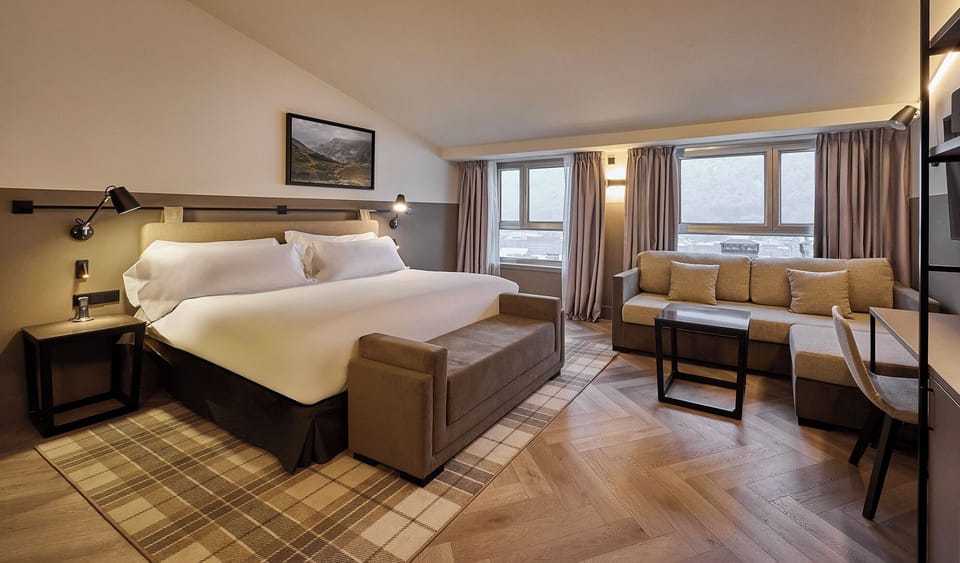 1 bedroom, hypo-allergenic bedding, down comforters, minibar