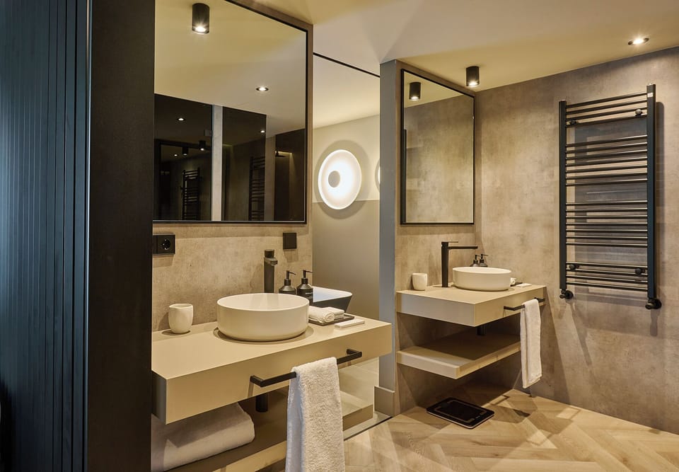 Junior Suite, Corner | Bathroom | Eco-friendly toiletries, hair dryer, slippers, towels
