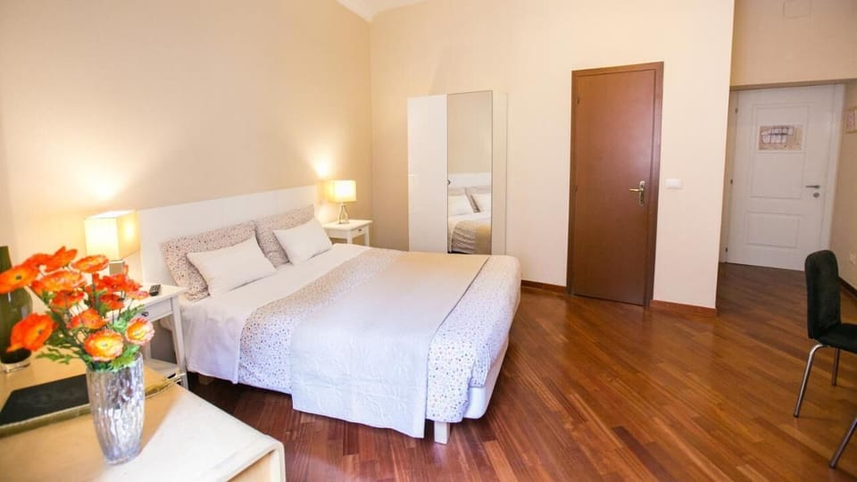 Classic Triple Room | In-room safe, desk, soundproofing, WiFi (free)