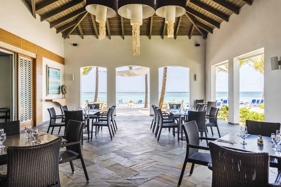 8 restaurants; breakfast, lunch, and dinner served