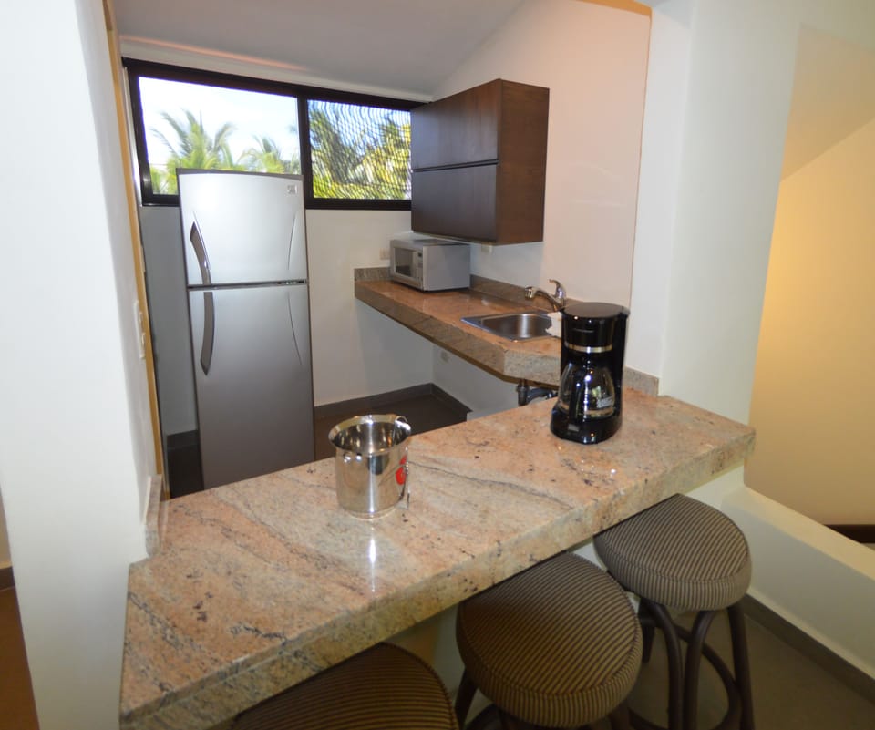 Superior Suite, 2 Bedrooms | Private kitchenette