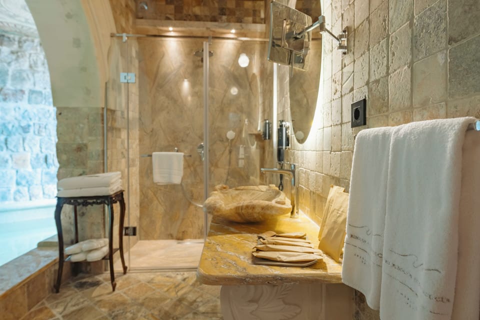 Royal Suite (Caves) | Egyptian cotton sheets, premium bedding, memory foam beds, minibar