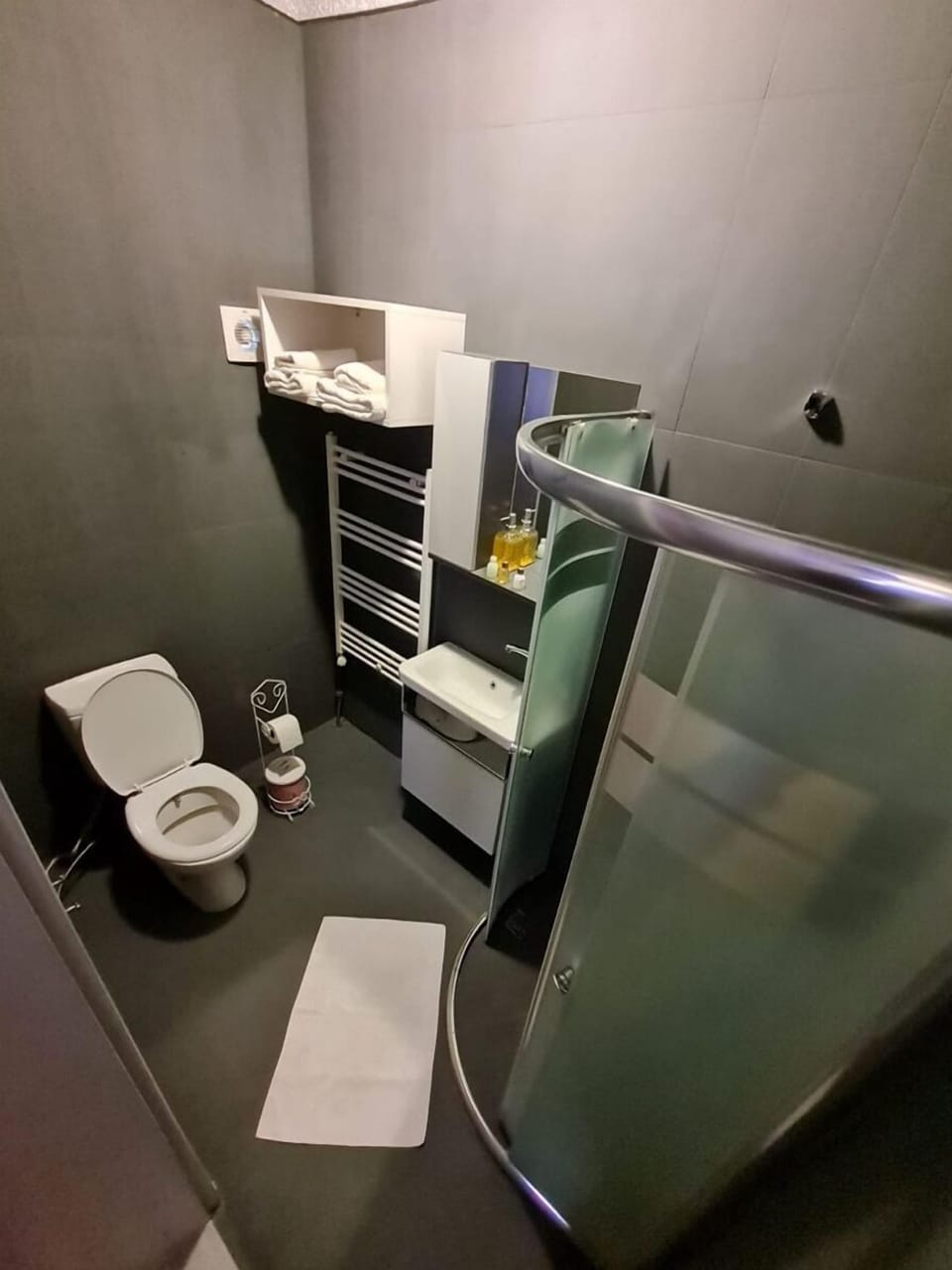Studio, Garden View | Bathroom | Hair dryer, slippers, bidet, towels