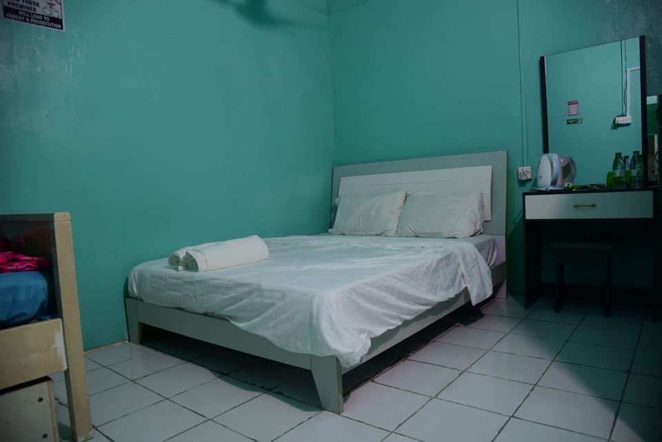 Deluxe Triple Room | Desk, iron/ironing board, free WiFi, bed sheets
