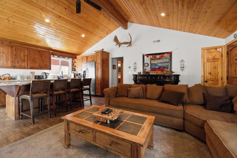 Comfort Cabin, 3 Bedrooms, Fireplace, Lake View | Living room | 49-inch Smart TV with digital channels, fireplace