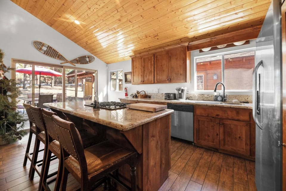 Comfort Cabin, 3 Bedrooms, Fireplace, Lake View | In-room dining