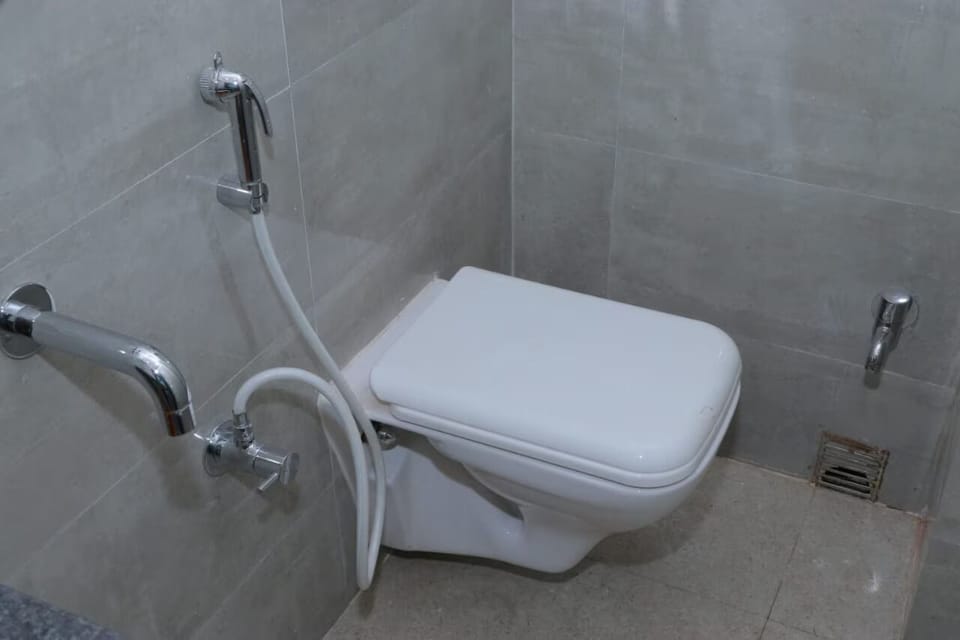 Deluxe Double Room, City View | Bathroom | Slippers