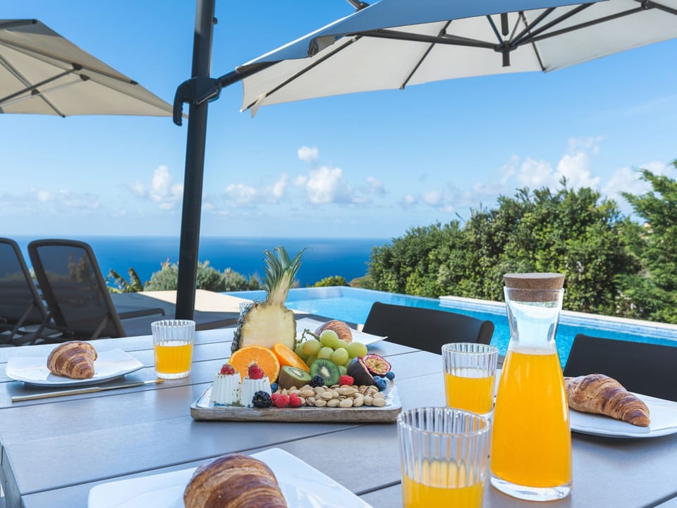 House | 3 bedrooms, desk