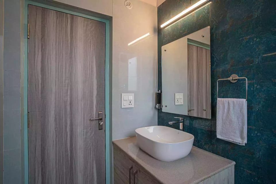 Two Bedroom Suite Valley Facing | Bathroom | Free toiletries, soap, shampoo