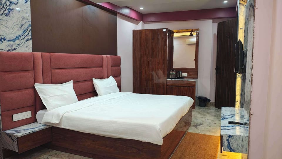 Deluxe Room | Desk, free WiFi