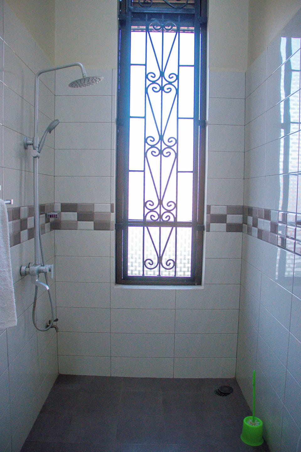 Standard Double Room | Bathroom | Combined shower/tub, slippers, towels, soap