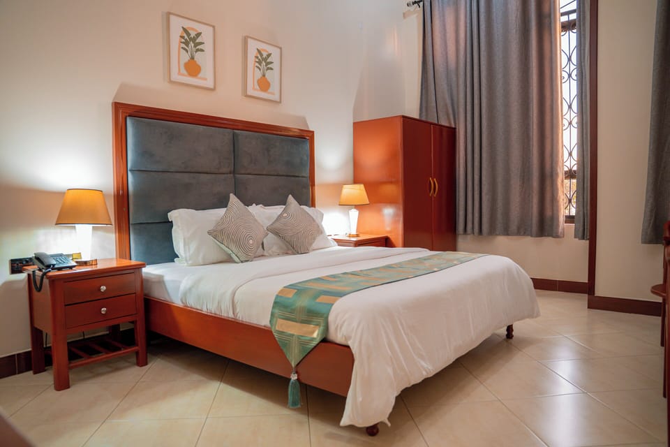 Executive Room | In-room safe, laptop workspace, iron/ironing board, WiFi (free)