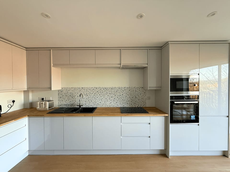 Comfort Townhome | Private kitchen | Full-size fridge, microwave, oven, stovetop