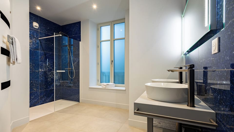 Suite Terre | Bathroom | Hair dryer, slippers, towels, soap