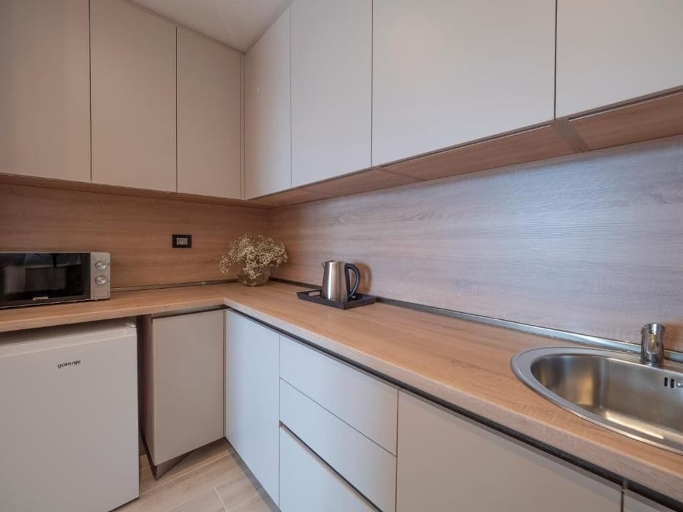 Executive Suite, Balcony, City View | Private kitchen