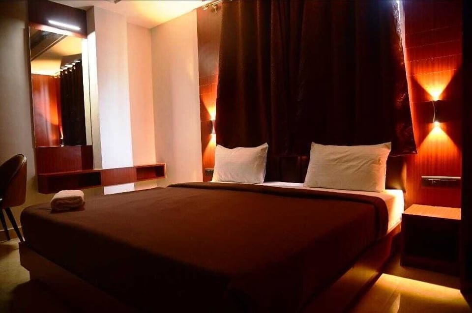 Comfort Room, Courtyard View, Courtyard Area | Desk, laptop workspace, iron/ironing board, free WiFi