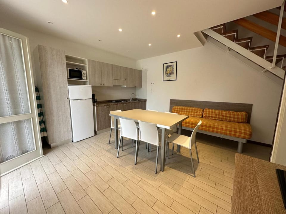 Villa, 2 Bedrooms, Balcony, Garden View | Dining room