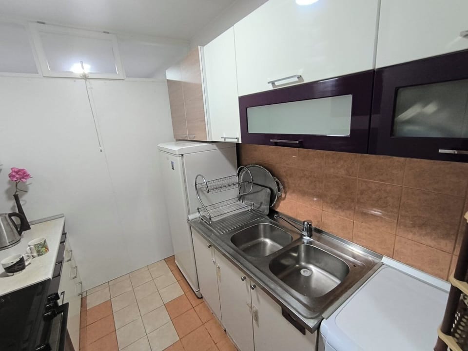 Comfort Apartment, Non Smoking | Private kitchen | Full-size fridge, microwave, oven, stovetop