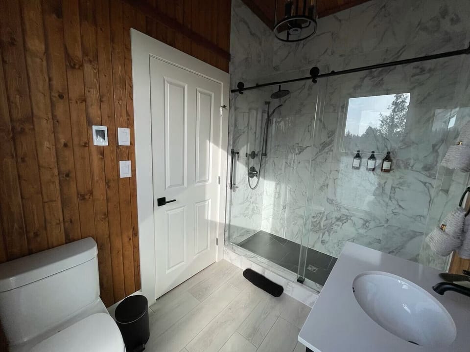Luxury Double Room, 1 King Bed, Garden View | Bathroom | Towels, soap, shampoo, toilet paper