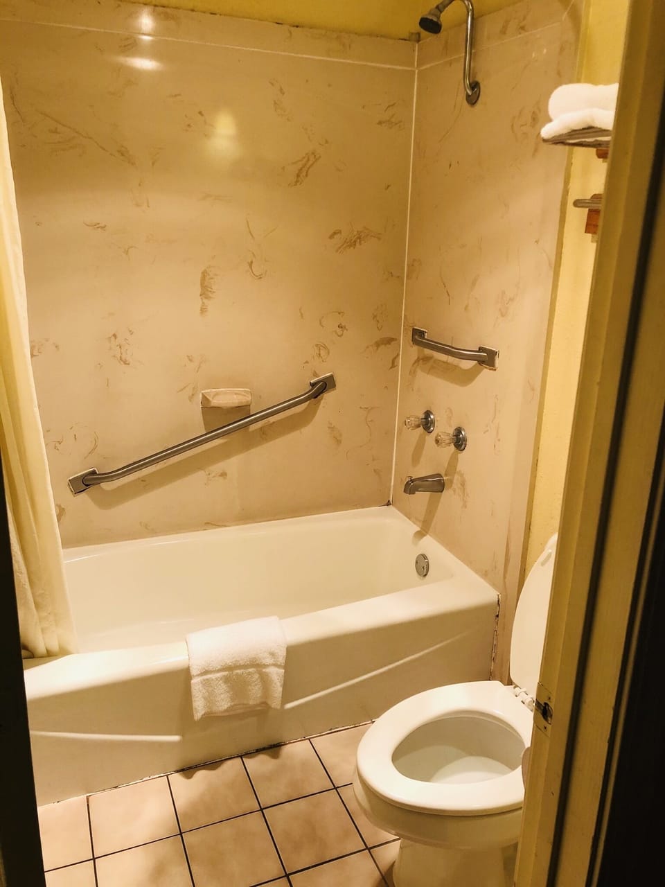 Room, 1 King Bed, Non Smoking | Bathroom | Combined shower/tub, free toiletries, hair dryer, towels