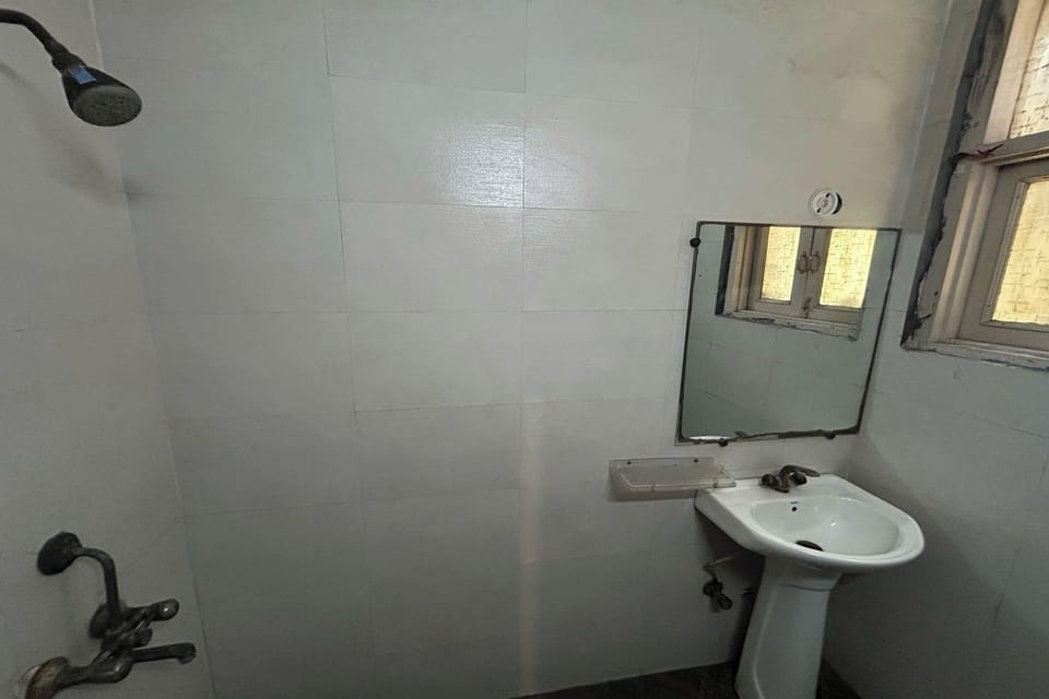 Deluxe Room | Bathroom | Shower, rainfall showerhead, free toiletries, towels