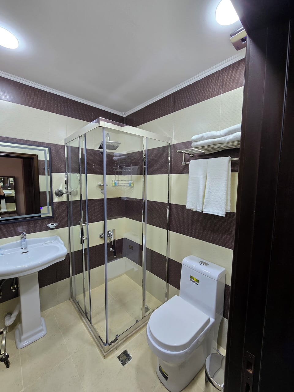 Standard Double Room Single Use, Non Smoking, Mountain View | Bathroom | Combined shower/tub, hair dryer, slippers, towels