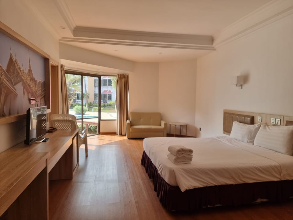Double Room, Non Smoking, Ocean View | In-room safe, desk, laptop workspace, soundproofing