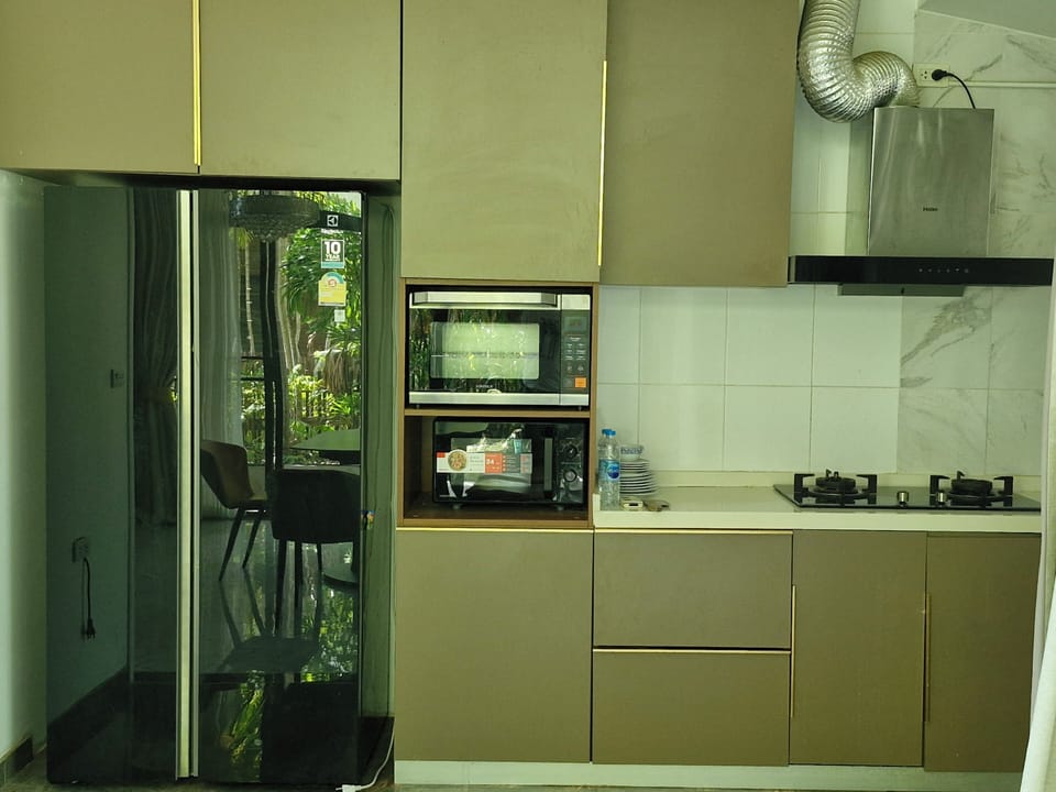 Elite Villa | Private kitchen | Oven, stovetop, electric kettle, toaster