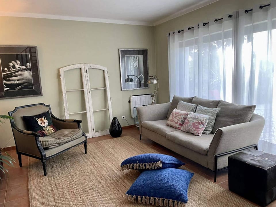 House, 3 Bedrooms, Accessible, Balcony | Living area | Books