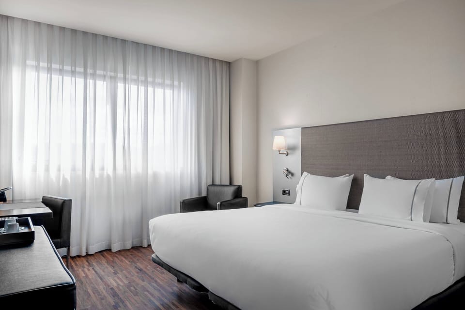 Standard Room, 1 Queen Bed | Minibar, in-room safe, desk, laptop workspace
