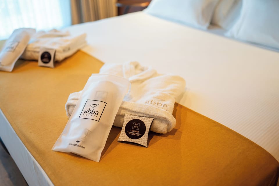 Deluxe Room, Sea View | Premium bedding, minibar, in-room safe, desk