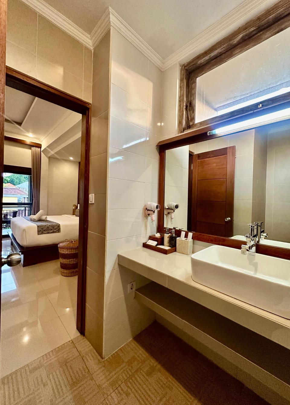 King Room with Garden View | Bathroom | Shower, rainfall showerhead, free toiletries, hair dryer