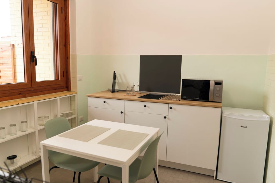Full-size fridge, microwave, stovetop, coffee/tea maker