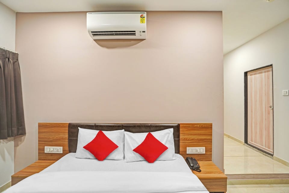 Deluxe Room, City View | Premium bedding, desk, laptop workspace, soundproofing