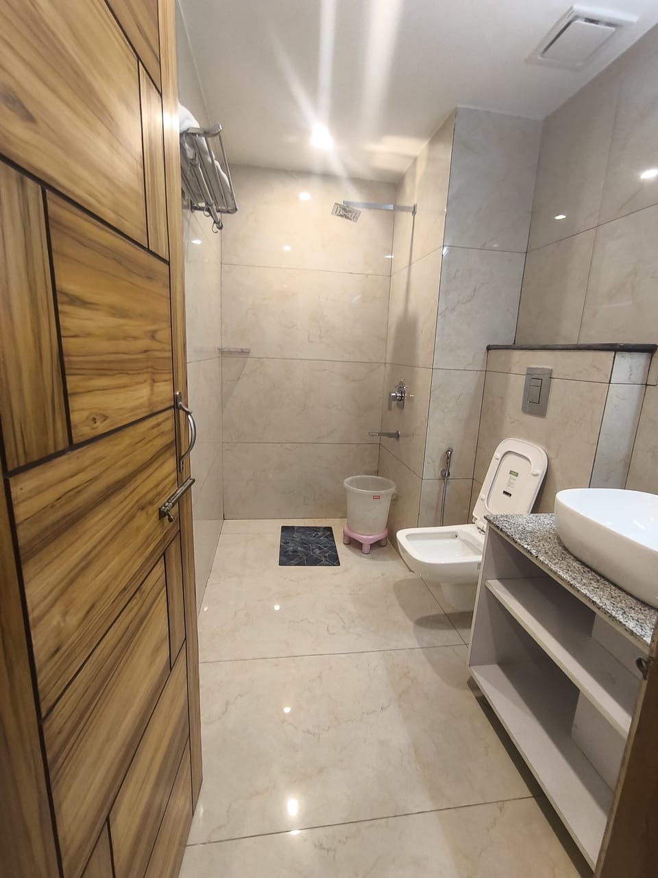 Slippers, soap, shampoo, toilet paper