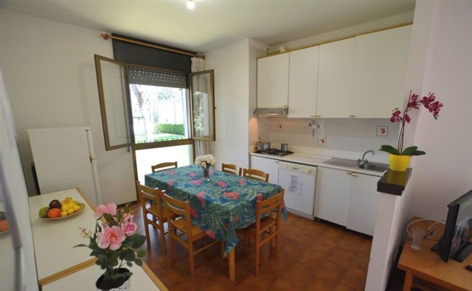 Apartment, 3 Bedrooms, Balcony, Garden View | Dining room