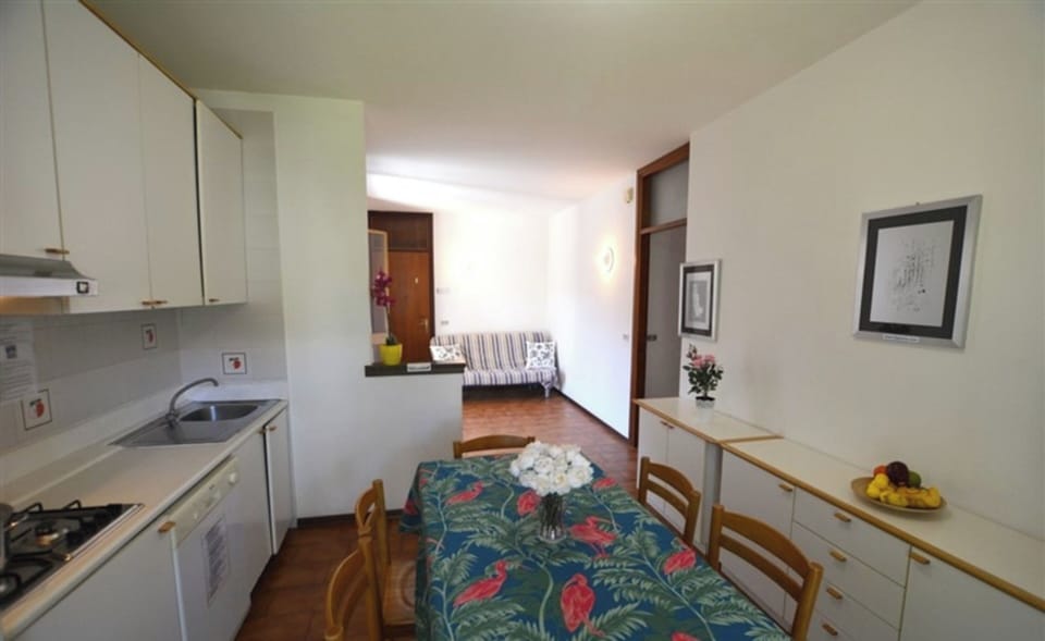 Apartment, 3 Bedrooms, Balcony, Garden View | Dining room