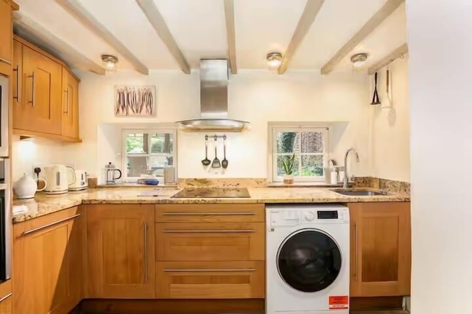 Comfort Cottage, Courtyard View | Private kitchenette | Toaster oven, cookware/dishes/utensils, cleaning supplies